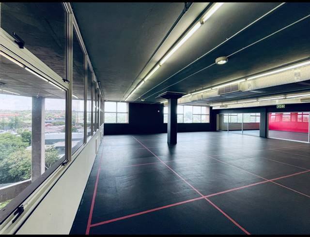2,999M² RETAIL TO LET IN HALFWAY HOUSE